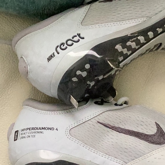 Nike React Woman’s Hyperdiamond 4 Softball Cleats - Picture 5 of 7